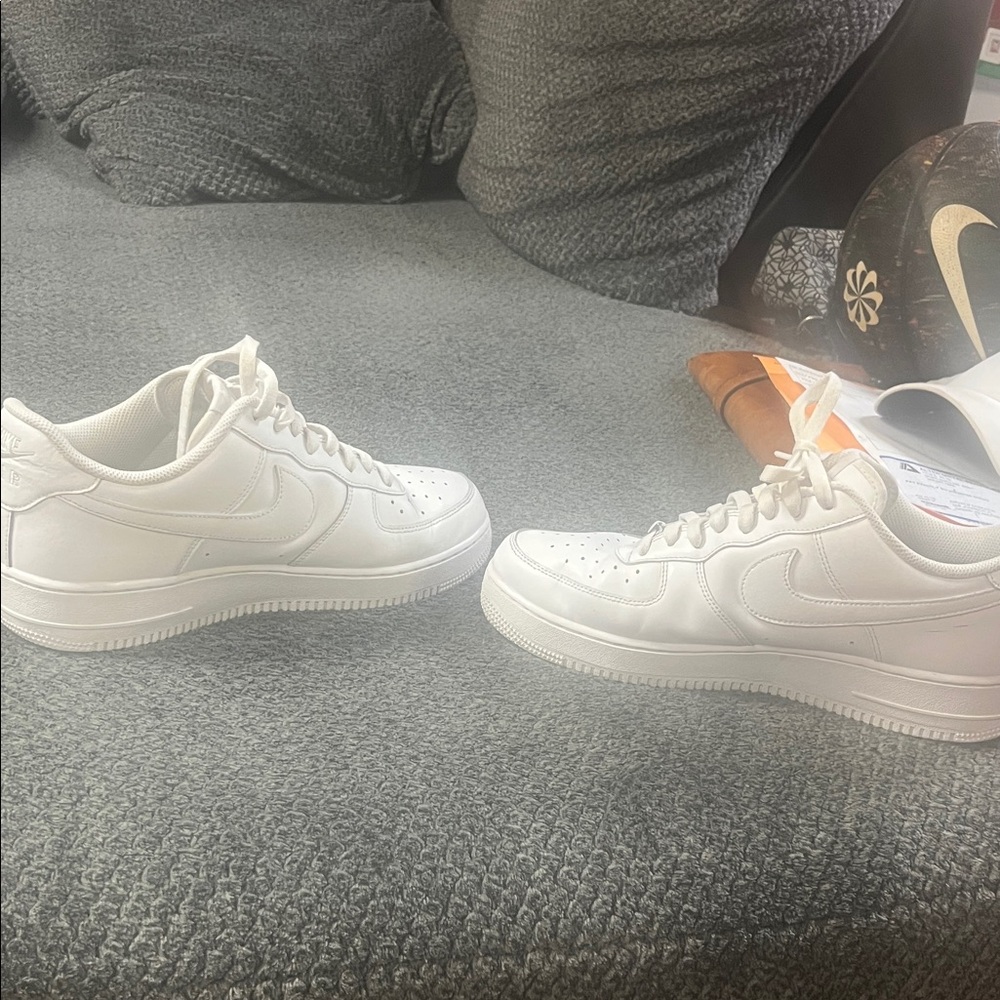 Nike Men's White Athletic Shoes - Picture 3 of 8